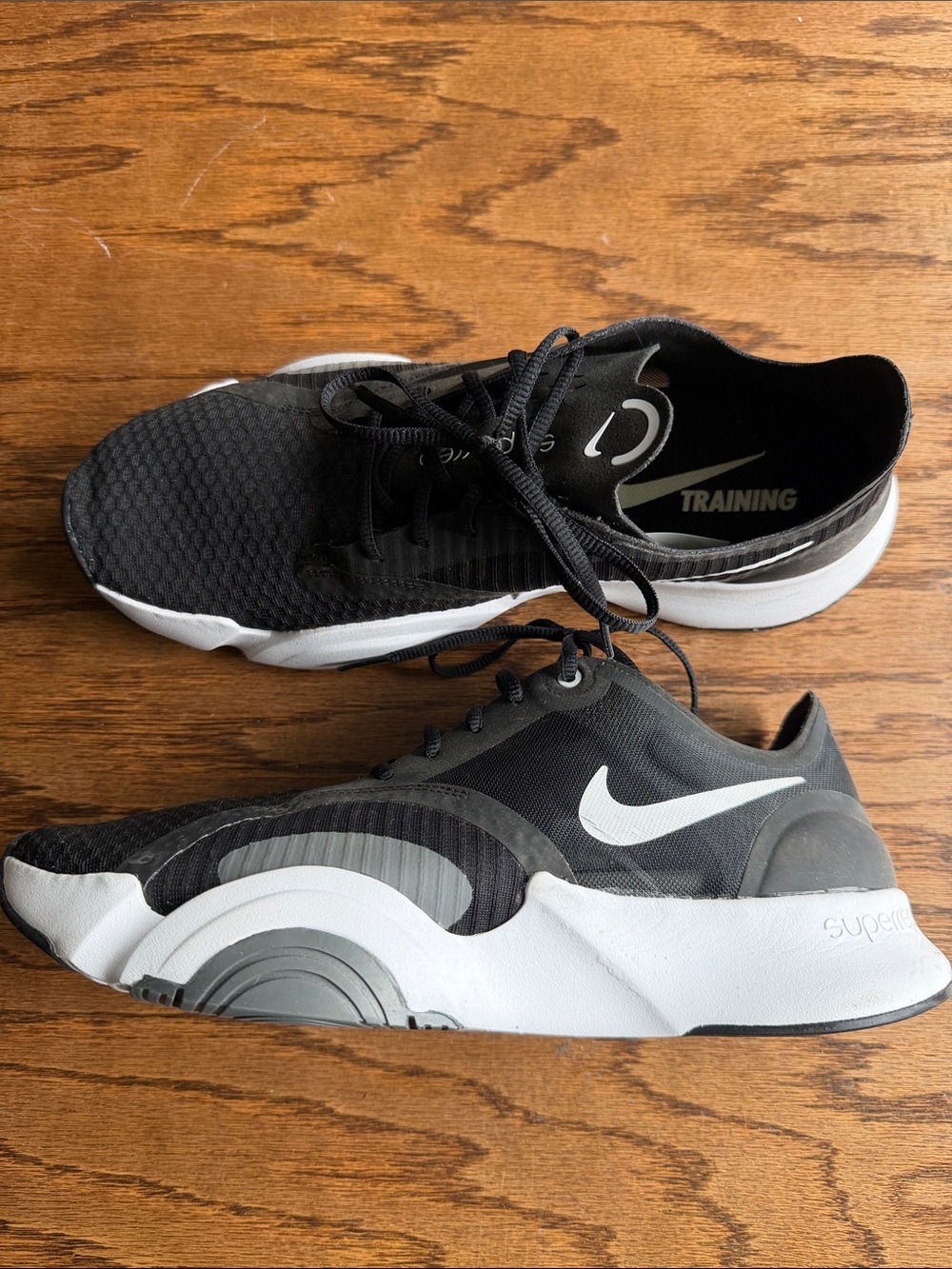 Nike  Men’s Superrep Black & White Athletic Training EUC